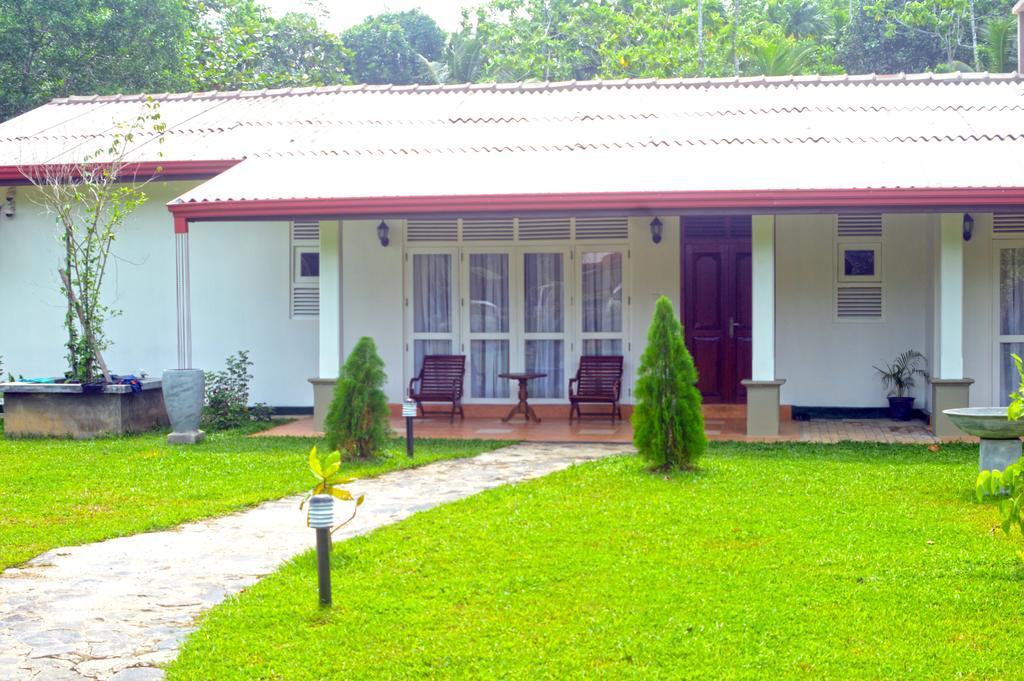 Lumbini Lagoon Koggala Bilik gambar